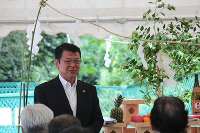 竣工稼働式にて挨拶をする小野市長
