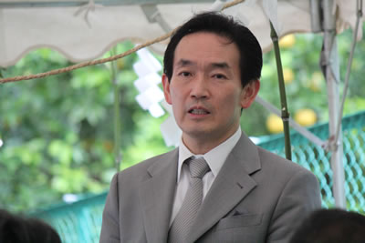 竣工稼働式にて来賓を前に挨拶をする杉原代表理事3