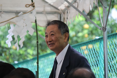 竣工稼働式にて司会を務める丸山業務執行理事