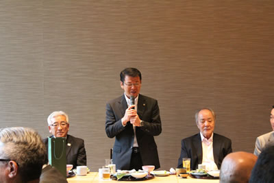 懇親会にて挨拶をする小野市長