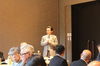 懇親会にて挨拶をする杉原代表理事